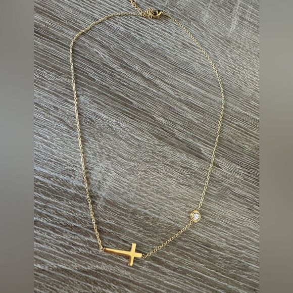 Trendy cross necklace N584 - Picture 2 of 5